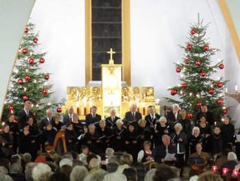 Ökumenischer Chor Schifferstadt Der ökumenische Chor Schifferstadt bei einem Konzert in einer weihnachtlich geschmückten Kirche