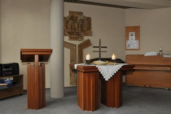 Ökumenisches Friedensgebet Der schlicht und modern gehaltene Altarraum einer Altenheimkapelle, in dem monatlich ein Friedensgebet stattfindet