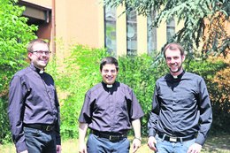 Die drei Weihekandiaten Sebastian Bieberich, Alexander Klein und Tobias Heil stehen vor dem Priesterseminar in Speyer.