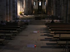 40 Kerzen leuchten auf Gräbern der Speyerer Bischöfe © Foto: Pressestelle Bistum Speyer